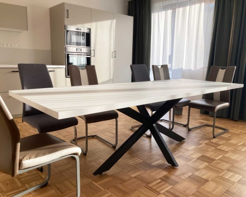 Ďakujeme zákazníkovi za zaslanú fotografiu realizácie. Čierne kovové stolové nohy Biloxi L pekne ukazujú, ako sa dá vytvoriť jednoduchý moderný stôl podľa vlastných predstáv.