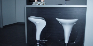 Moderná kuchyňa s elegantnými barovými stoličkami Maurice