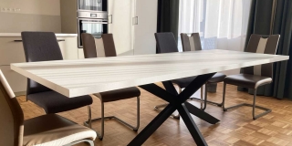 Ďakujeme zákazníkovi za zaslanú fotografiu realizácie. Čierne kovové stolové nohy Biloxi L pekne ukazujú, ako sa dá vytvoriť jednoduchý moderný stôl podľa vlastných predstáv.