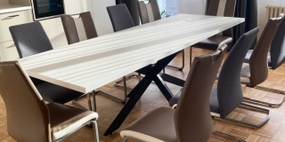 Ďakujeme zákazníkovi za zaslanú fotografiu realizácie. Čierne kovové stolové nohy Biloxi L pekne ukazujú, ako sa dá vytvoriť jednoduchý moderný stôl podľa vlastných predstáv.
