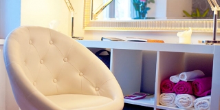 Pohodlné kreslo Cambridge Lounger v bielom prevedení